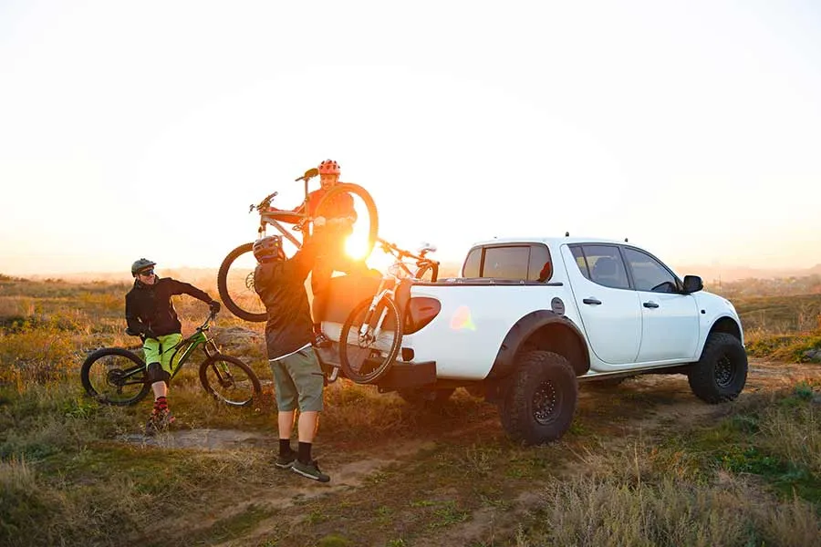 loading-mountain-bikes-on-pickup